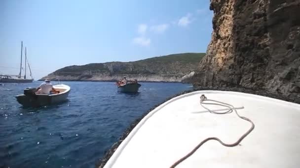 Turisté na lodi v jeskyni Blue Hole — Stock video