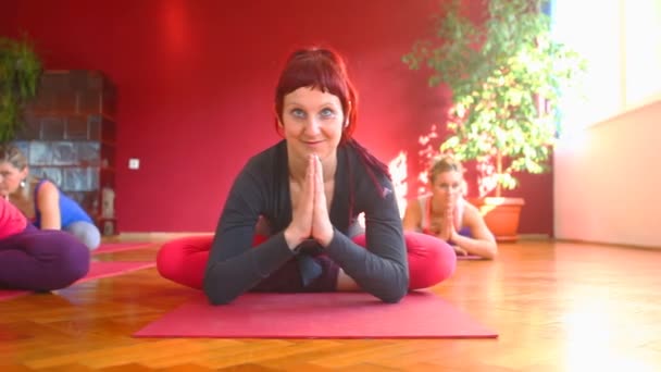 Mujeres haciendo yoga en esteras — Vídeo de stock