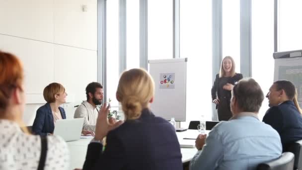 Chers collègues applaudissant à belle femme d'affaires — Video