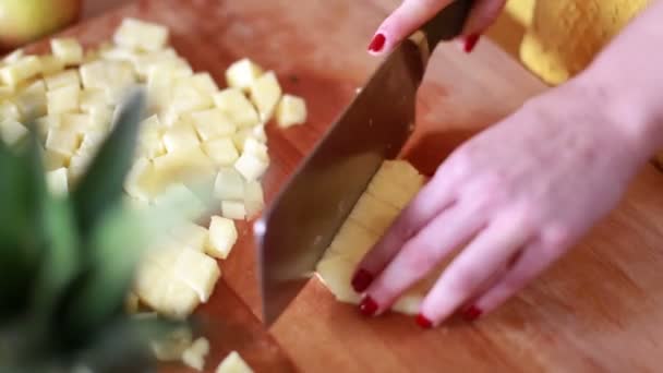 Женские руки режут ананас — стоковое видео