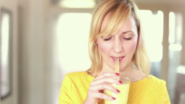 Mujer bebiendo batido de frutas — Vídeos de Stock