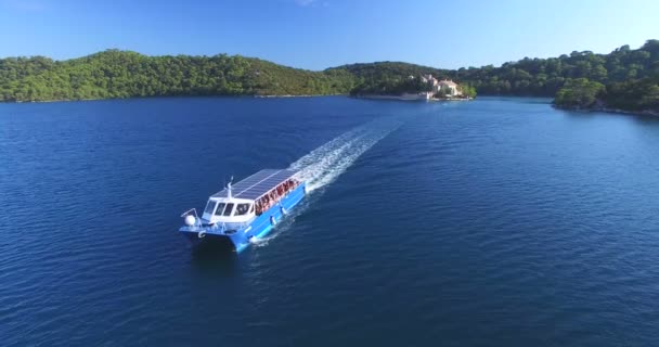 Catamarán navegando desde la isla de Santa María — Vídeo de stock