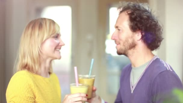 Couple drinking fruit smoothie — Stock Video