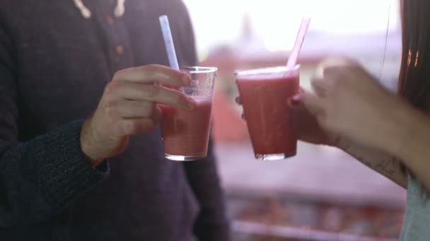 Man en vrouw smoothie drinken — Stockvideo