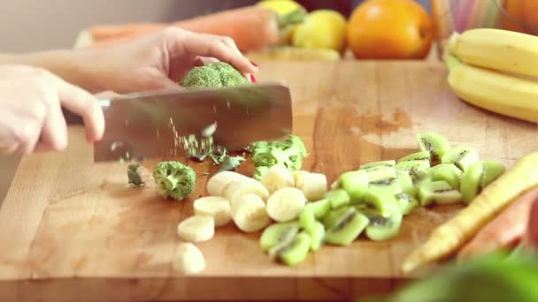 Brocoli de coupe femme — Video