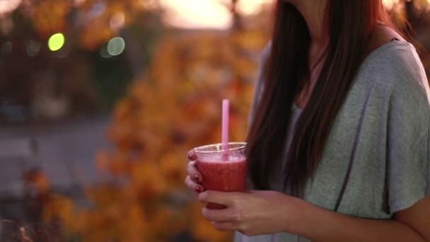 Mujer bebiendo batido de frutas — Vídeos de Stock