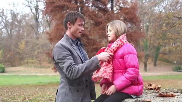 Papá poniendo gorra en la cabeza de la hija — Vídeos de Stock