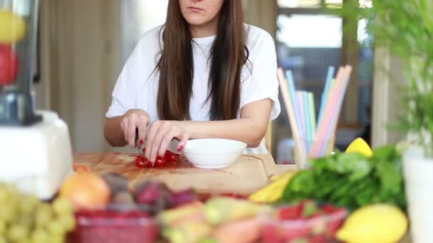 Mujer cortando tomates cherry — Vídeos de Stock