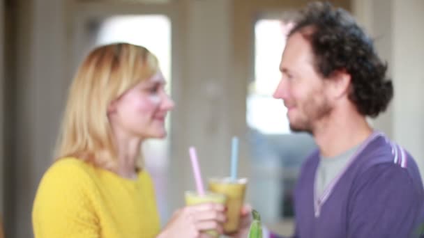 Пара пьет фруктовый коктейль — стоковое видео