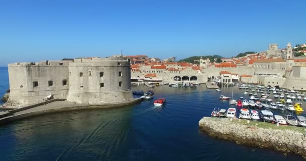 Puerto del casco antiguo en Dubrovnik — Vídeos de Stock
