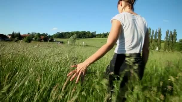 Femme touchant l'herbe — Video