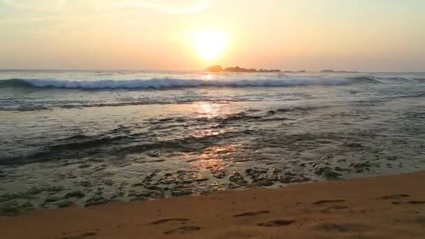 Uitzicht op de Oceaan in Hikkaduwa bij zonsondergang — Stockvideo