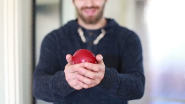 Mann hält Apfel in den Händen — Stockvideo
