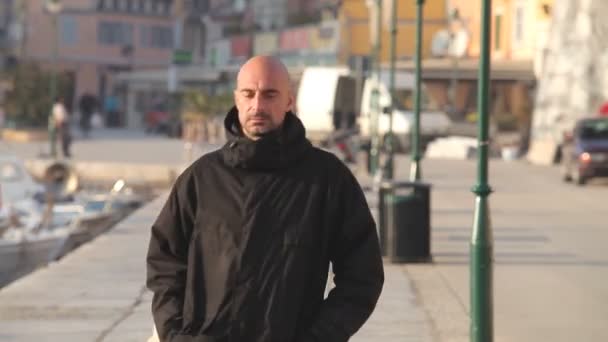 Man walking along harbour — Stock Video