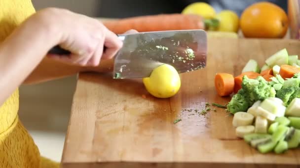 Vrouw snijden citroen — Stockvideo