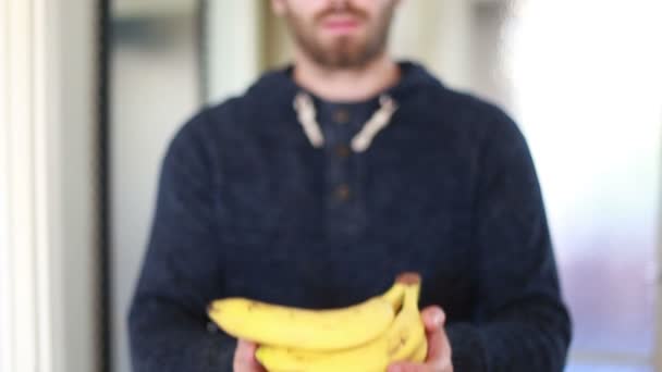 Mãos de homem segurando bananas — Vídeo de Stock