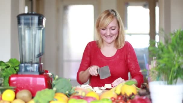 Mujer picando manzana — Vídeos de Stock