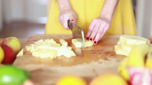 Kobieta ręce krojenia ananasa — Wideo stockowe