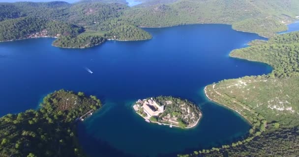 Ilha de Santa Maria na ilha de Mjlet — Vídeo de Stock