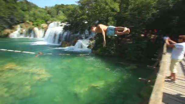 Menschen genießen Wasserfälle — Stockvideo