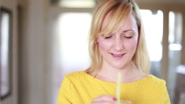 Chica feliz bebiendo batido de frutas — Vídeo de stock