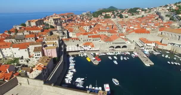 Oude haven van de stad in Dubrovnik — Stockvideo