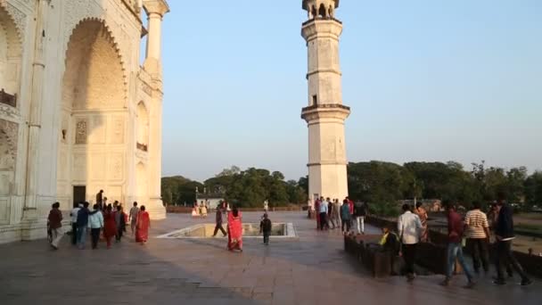 Tourists walking through of Taj Mahal — Stock Video