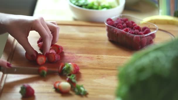 Vrouw snijden aardbeien — Stockvideo