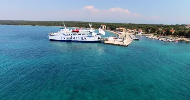 Ferry atracado en el puerto de Olib — Vídeo de stock