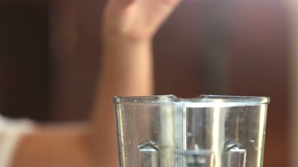 femme main mettre des épinards dans le mélangeur 