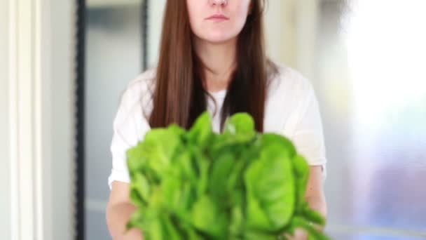 Mujer sosteniendo racimo de espinacas — Vídeos de Stock