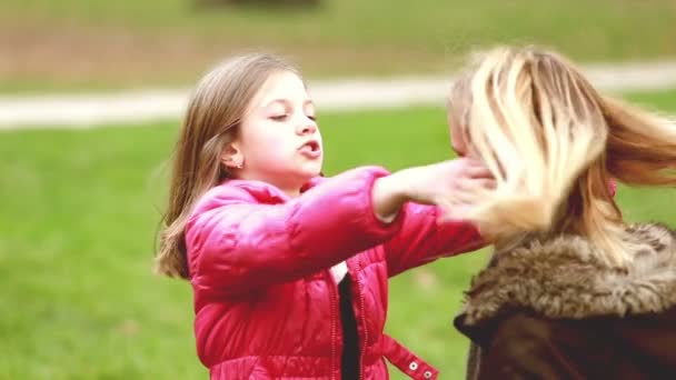 Ragazza mettendo le mani tra i capelli della madre — Video Stock