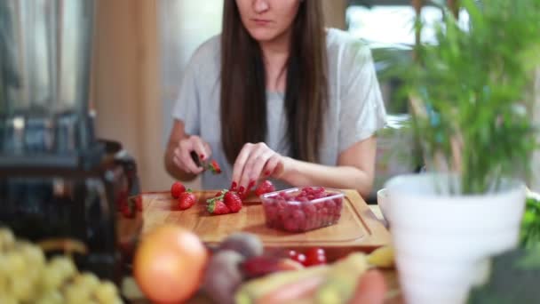 Jonge vrouw snijden aardbeien — Stockvideo