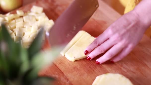 Vrouw handen snijden van ananas — Stockvideo