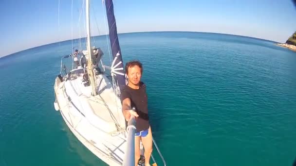 Homme filmant panorama sur bateau — Video