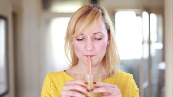 Vrouw drinken smoothie met rietje — Stockvideo