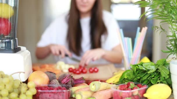 Mujer cortando tomates cherry — Vídeos de Stock