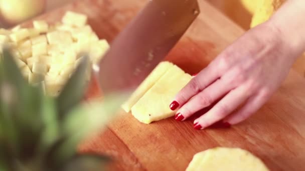 Vrouw handen snijden van ananas — Stockvideo