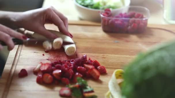 Mujer cortando plátano — Vídeo de stock