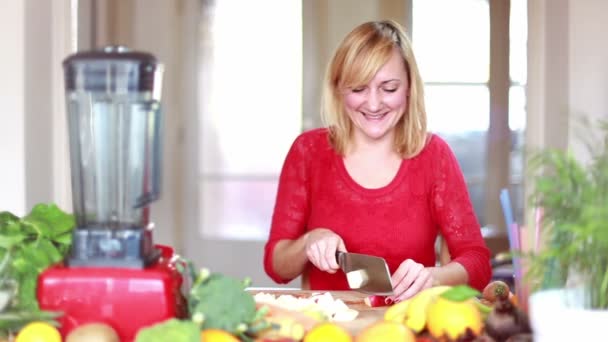 Donna bionda che taglia mela — Video Stock