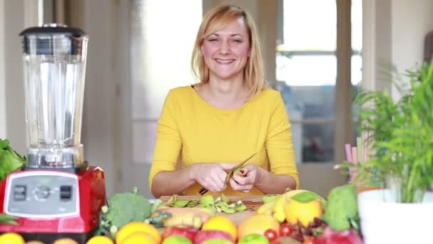 Donna peeling pelle off kiwi — Video Stock