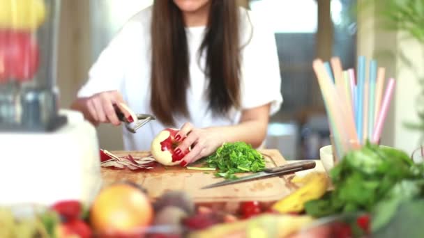 Vrouw peeling apple — Stockvideo