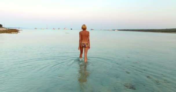 Mujer que entra en el mar — Vídeo de stock