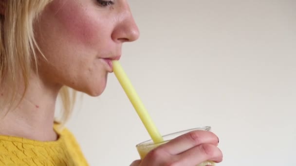 Frau trinkt Smoothie — Stockvideo