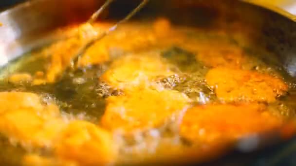 Friggere il cibo dell'olio in padella — Video Stock