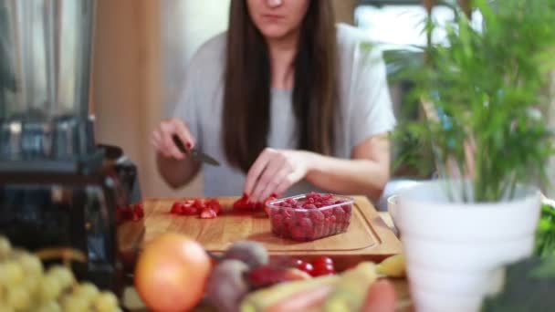 Mujer joven cortando fresas — Vídeos de Stock