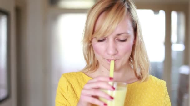 Chica feliz bebiendo batido de frutas — Vídeos de Stock