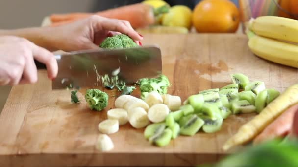 Donna che taglia broccoli — Video Stock
