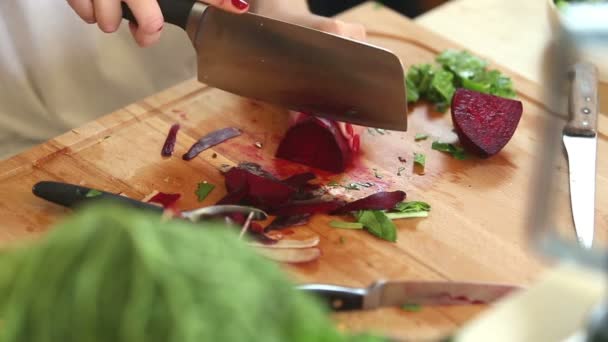 Woman hands cutting beetroot — Stock Video