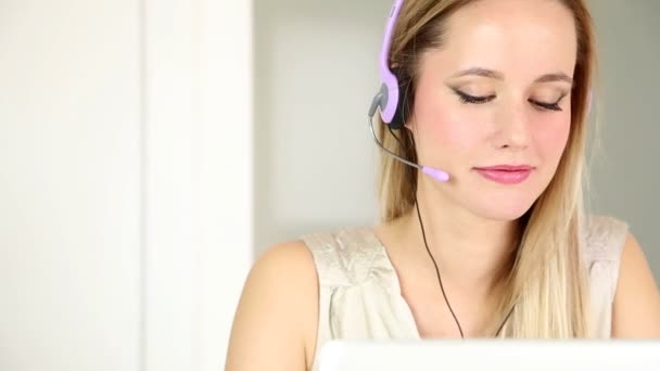 Vrouw in gesprek met de klant via de telefoon — Stockvideo